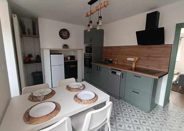 L'ondine, Single-family